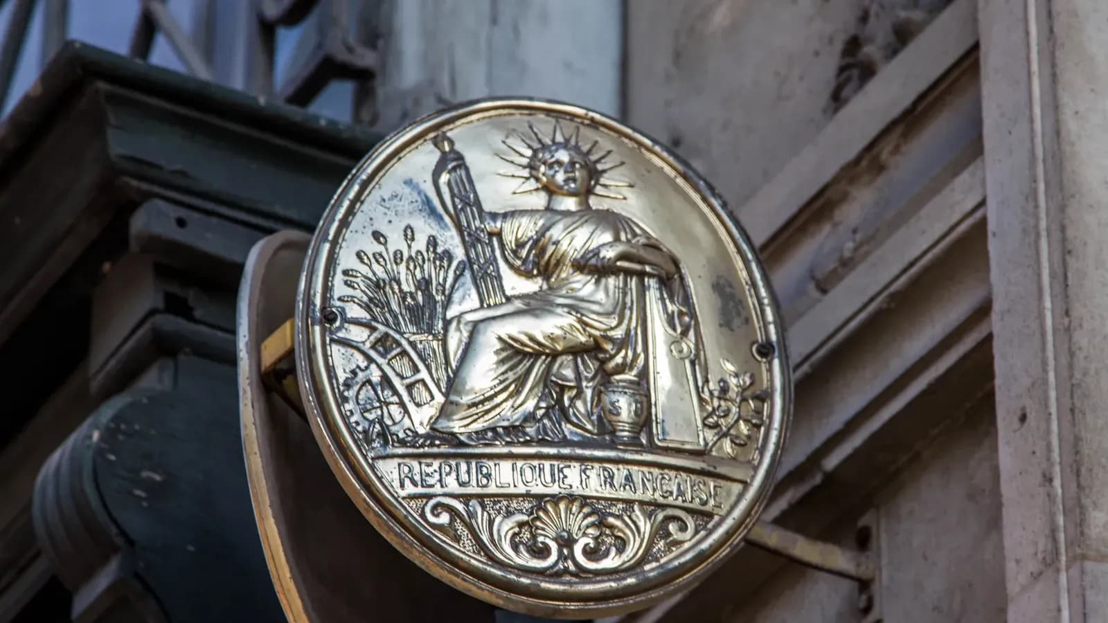 Panonceau de notaire à la Marianne sur une façade en France