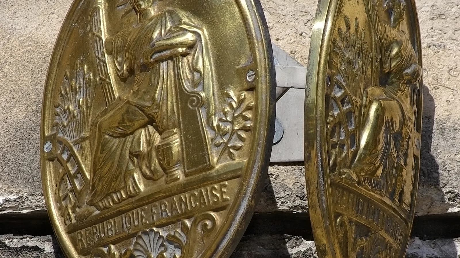 Panonceaux de notaire en laiton à l'entrée d'une étude, Angoulême