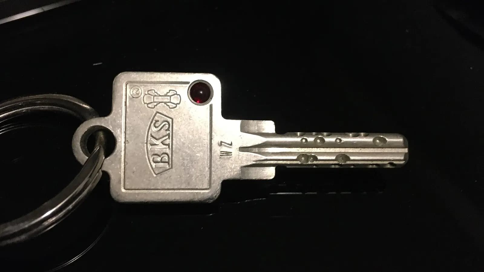 Clé de porte d'appartement sur un anneau