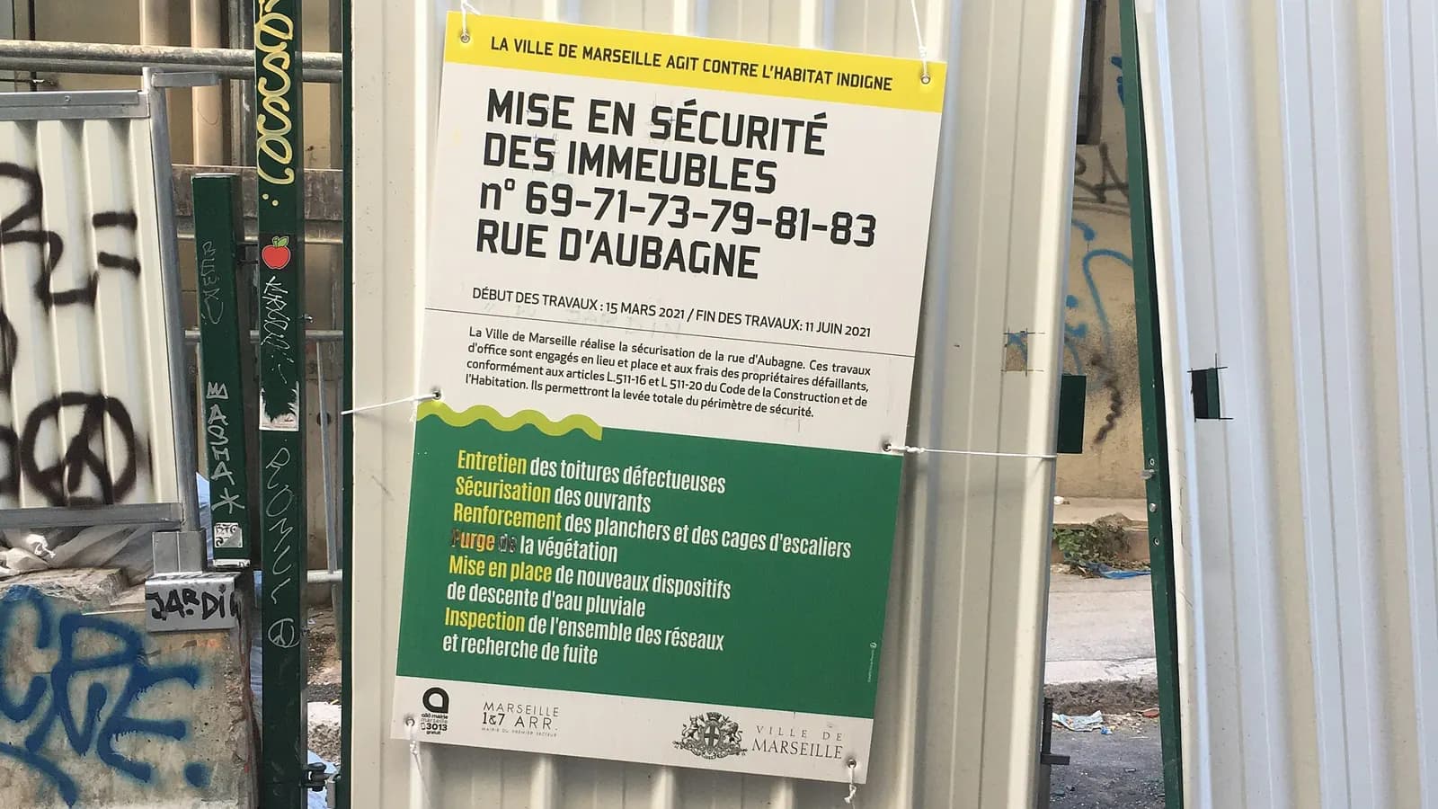 Arrêté de mise en sécurité affiché rue d'Aubagne à Marseille