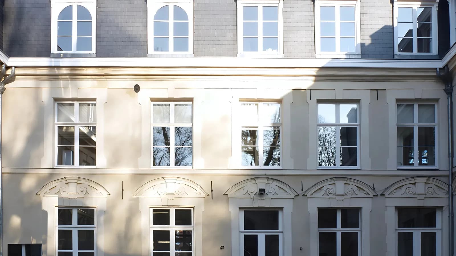 Façade classique de l'hôtel de Tenremonde, rue Jean-Moulin à Lille