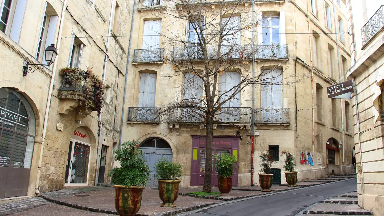 Rue d'immeubles en pierre du centre historique de Montpellier