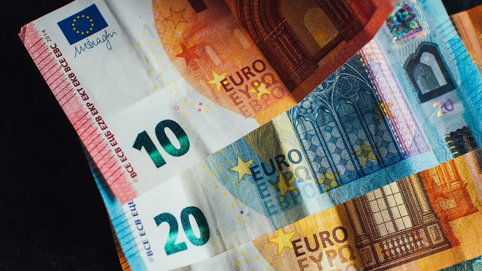 Billets en euros de 10, 20, 50 et 100 éparpillés