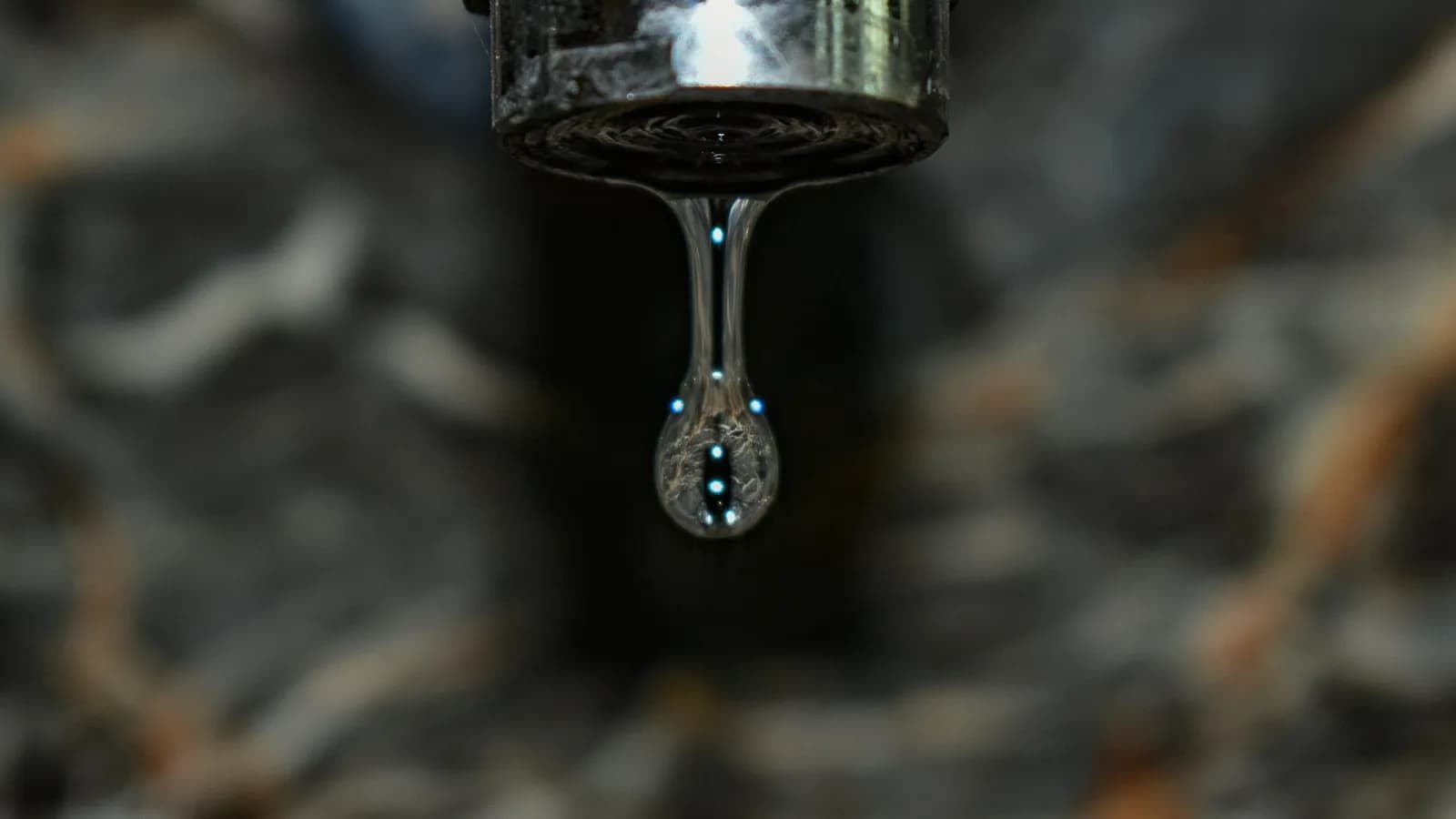Goutte d'eau tombant d'un robinet qui fuit