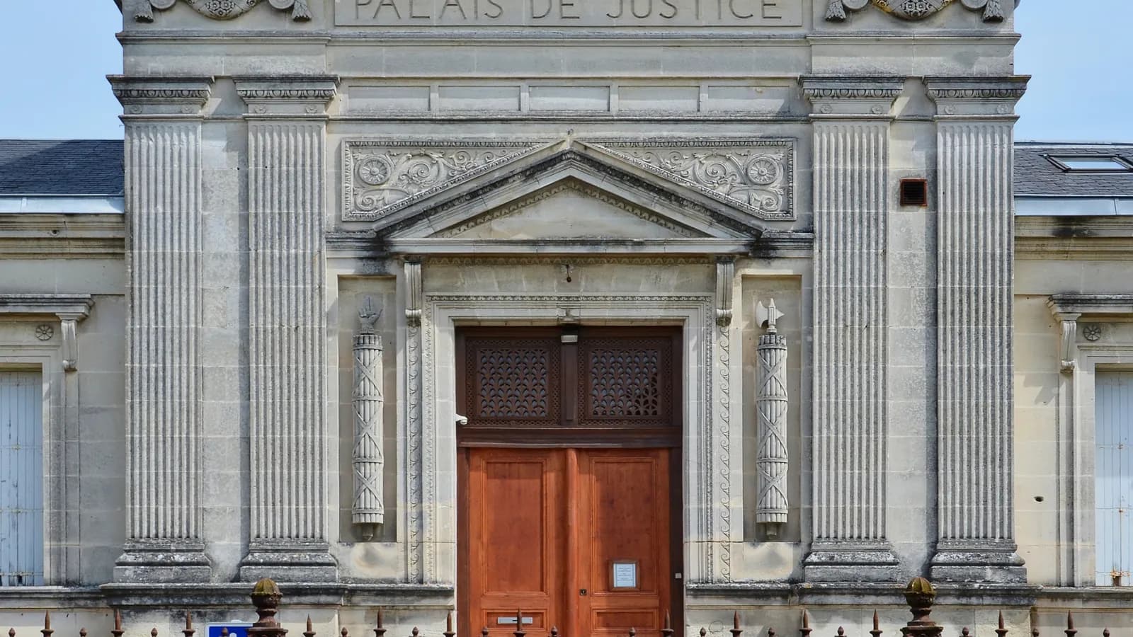 Façade et entrée du palais de justice de Cognac