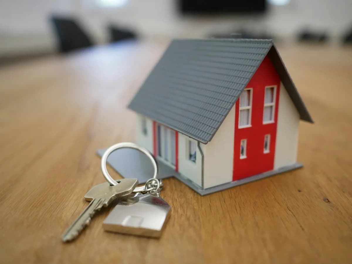 Clés et maquette de maison : honoraires de mise en location