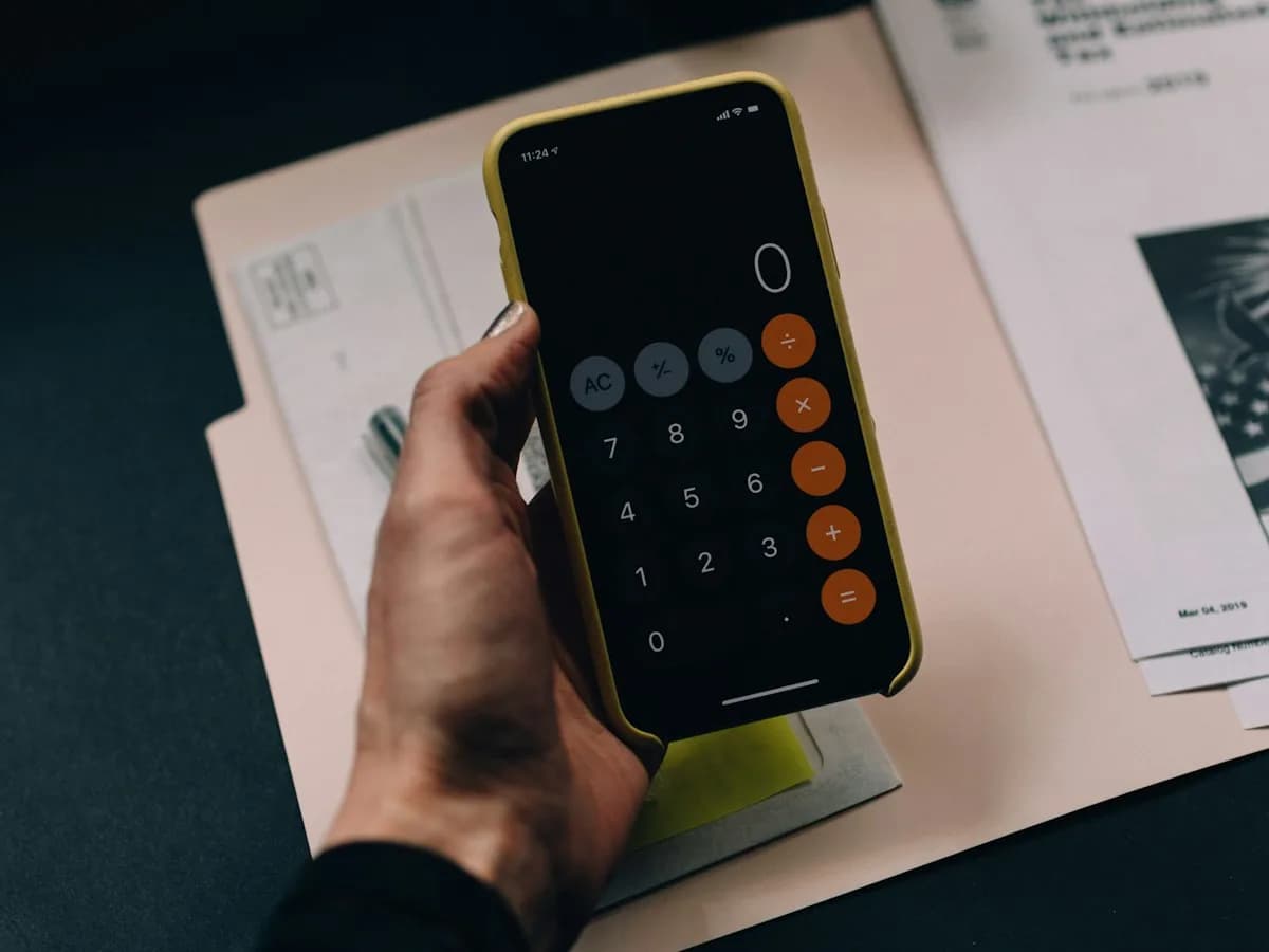 Calculatrice posée sur un dossier : révision de loyer