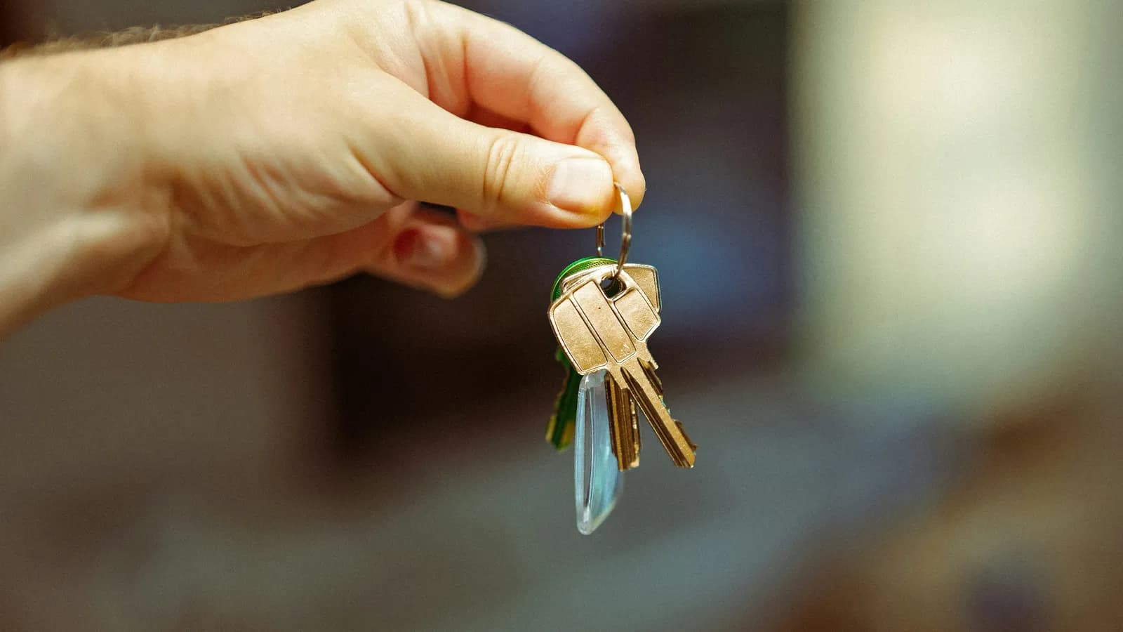 Main tendant un trousseau de clés de logement